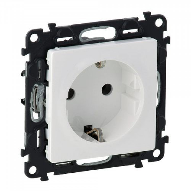 672224 Legrand Etika Белая Силовая розетка 2К+З с винтовыми зажимами 16А-250В