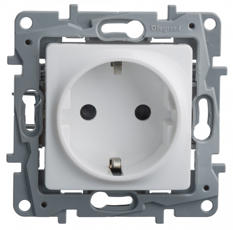 672222 Legrand Etika Белый Розетка силовая 2К+З со шторками 16А-250В